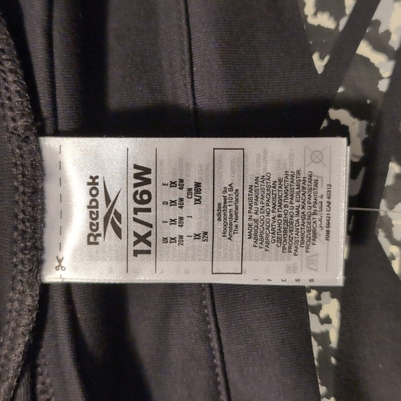 Reebok Black Cropped Sweatshirt Modern Safari Logo NWT - Picture 12 of 13